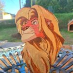 Simba- 70 euros Personnage découpé dans du bois puis peint à la peinture acrylique et doré à la feuille d'or véritable (22 carats) M & Toi ART